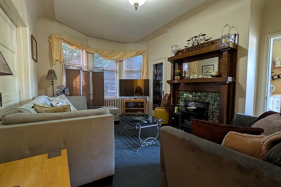 345 W 11th Avenue Vancouver, BC - 4