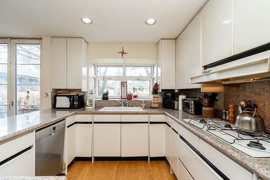 2443 W 47th Avenue Vancouver, BC - 11