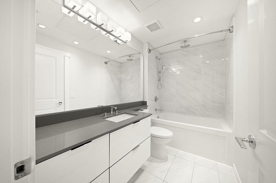 301 2632 Library Lane North Vancouver, BC - 3