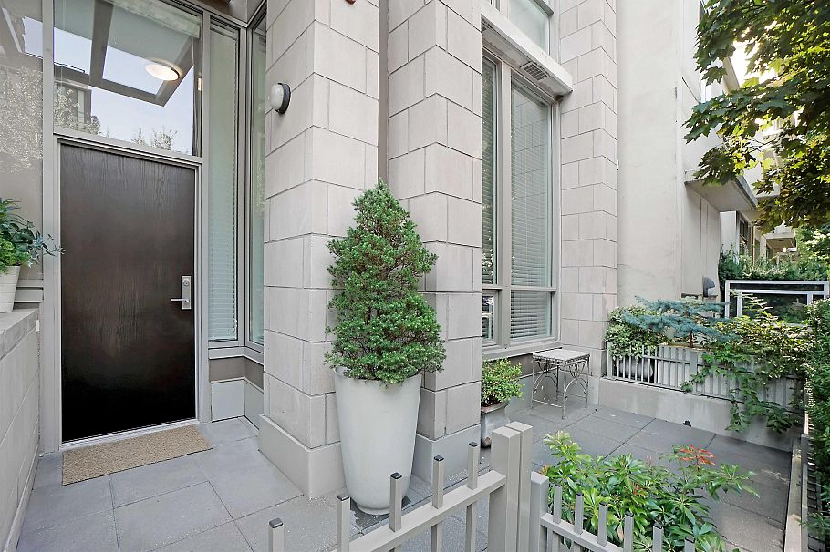 1045 RICHARDS STREET, Vancouver BC V6B 0C2 Vancouver, BC - 1