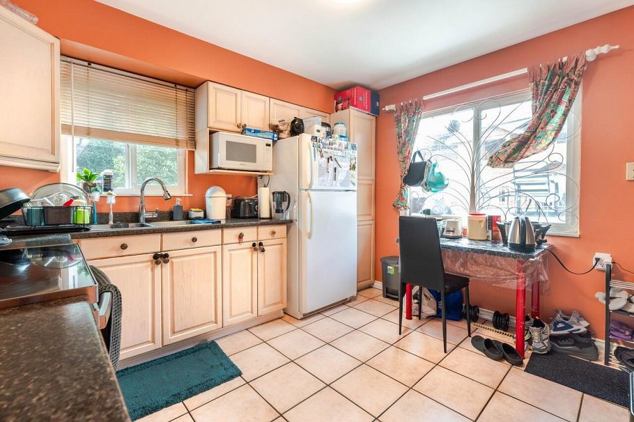 2216 E 41st Avenue Vancouver, BC - 6