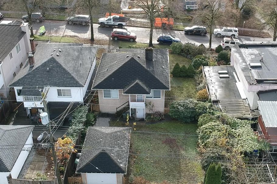 1641 E 37th Avenue Vancouver, BC - 2