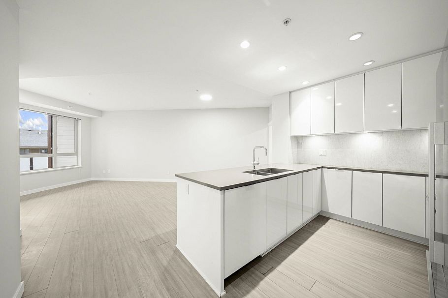 301 2632 Library Lane North Vancouver, BC - 4