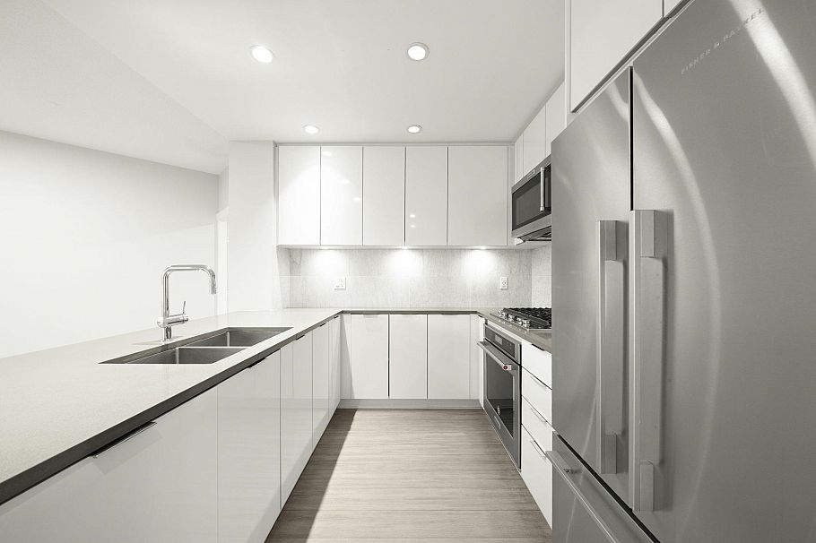 301 2632 Library Lane North Vancouver, BC - 2