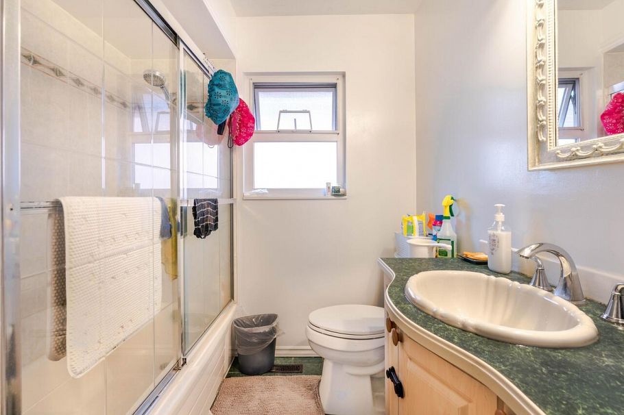 2216 E 41st Avenue Vancouver, BC - 11