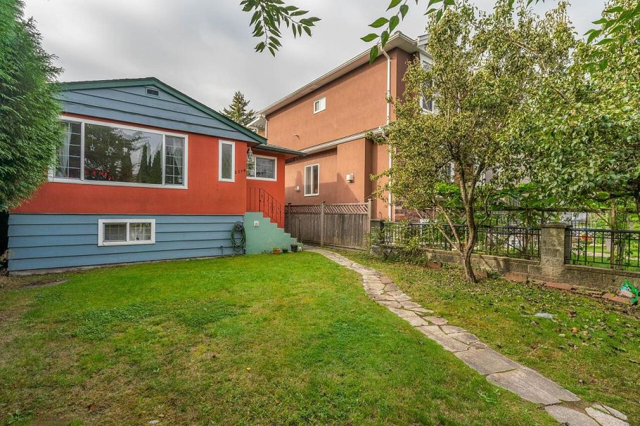 2216 E 41st Avenue Vancouver, BC - 20