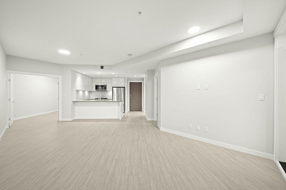 301 2632 Library Lane North Vancouver, BC - 5