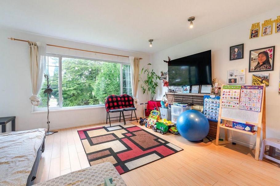 2216 E 41st Avenue Vancouver, BC - 1