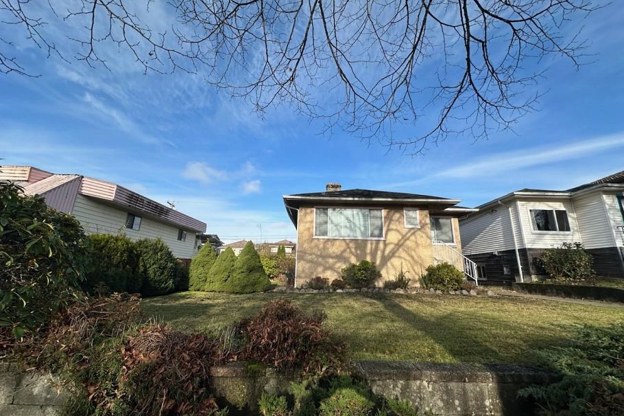 1641 E 37th Avenue Vancouver, BC - 1