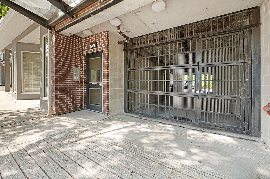 201 75 N Renfrew Street Vancouver, BC - 4