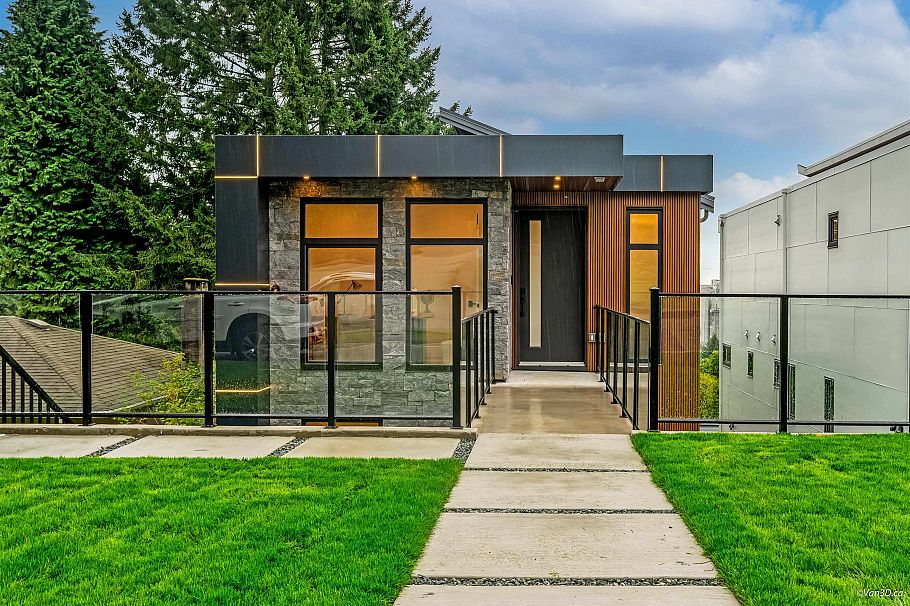 973 Adderley Street North Vancouver, BC - 1