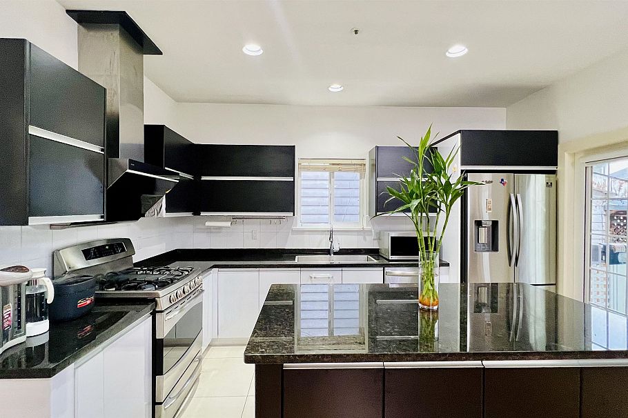 2813 W 21st Avenue Vancouver, BC - 21