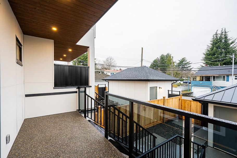 2331 E 49th Avenue Vancouver, BC - 28