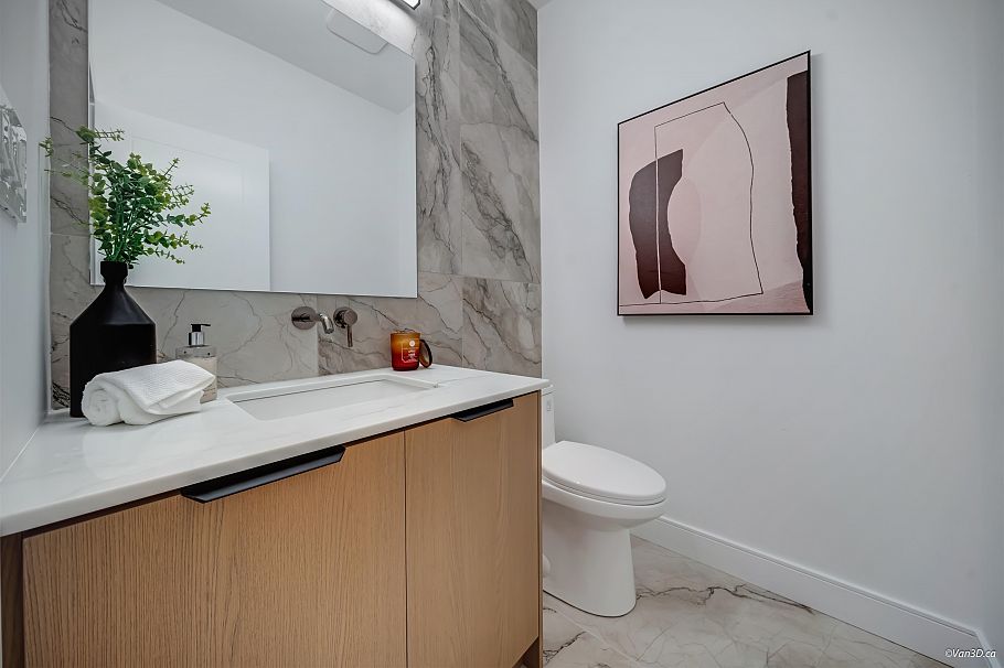 973 Adderley Street North Vancouver, BC - 36