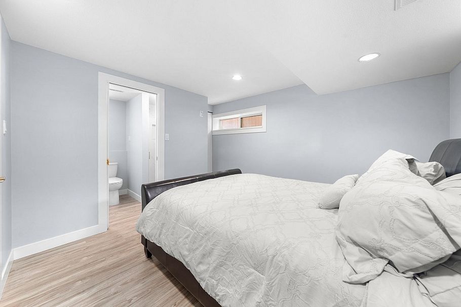 2733 Tempe Glen Drive North Vancouver, BC - 32