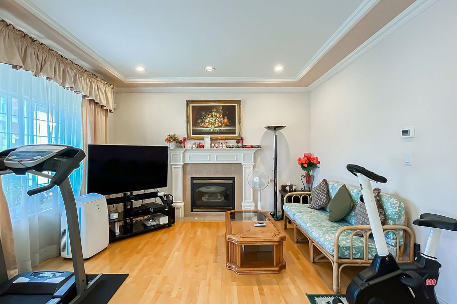 2802 E 45th Avenue Vancouver, BC - 5