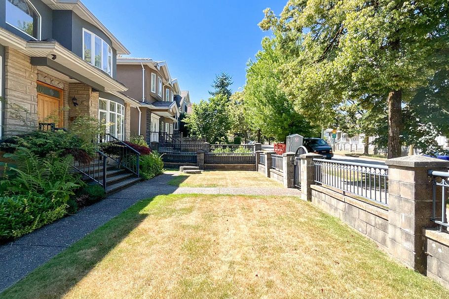 2802 E 45th Avenue Vancouver, BC - 2