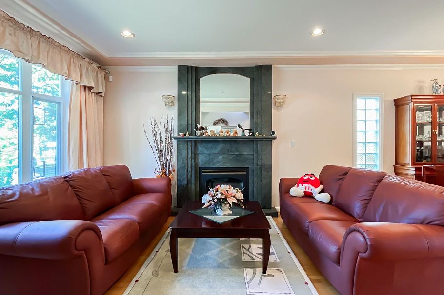 2802 E 45th Avenue Vancouver, BC - 3