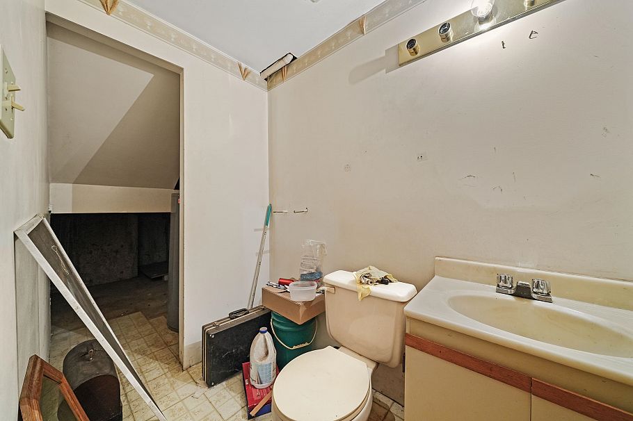 1621 Fell Avenue North Vancouver, BC - 24