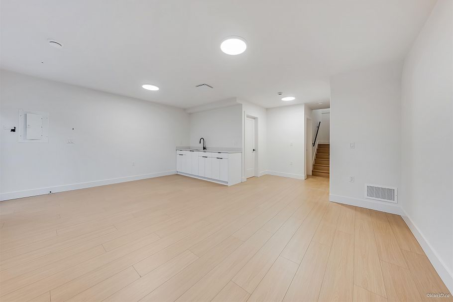 4 4211 Graveley Street Burnaby, BC - 31