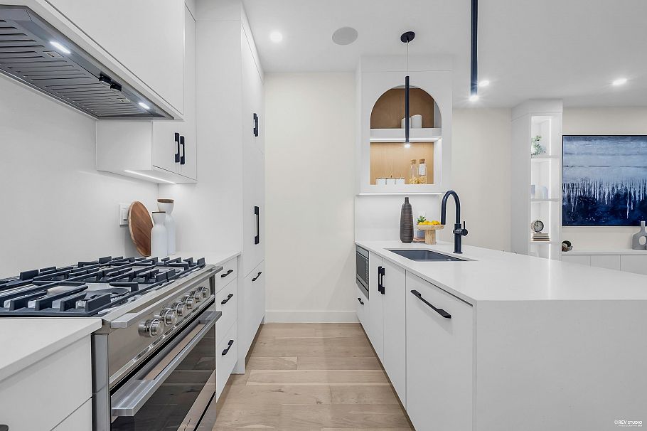 1 65 E King Edward Avenue Vancouver, BC - 9