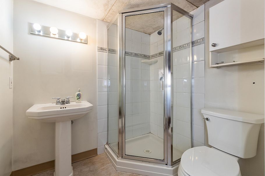 1945 W 45th Avenue Vancouver, BC - 19