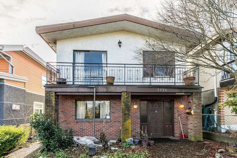 3254 E 5th Avenue Vancouver, BC - 1