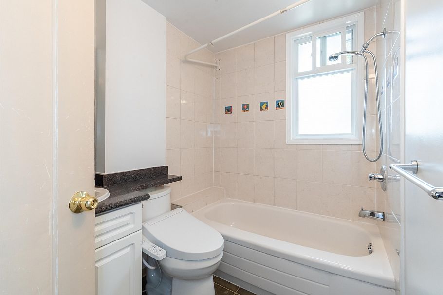 1945 W 45th Avenue Vancouver, BC - 11