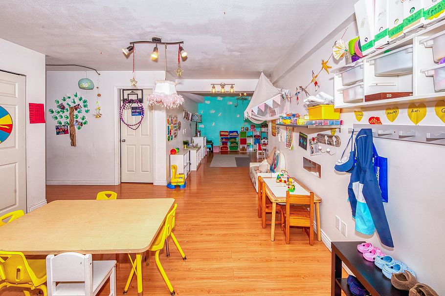 826 E 13th Street North Vancouver, BC - 33