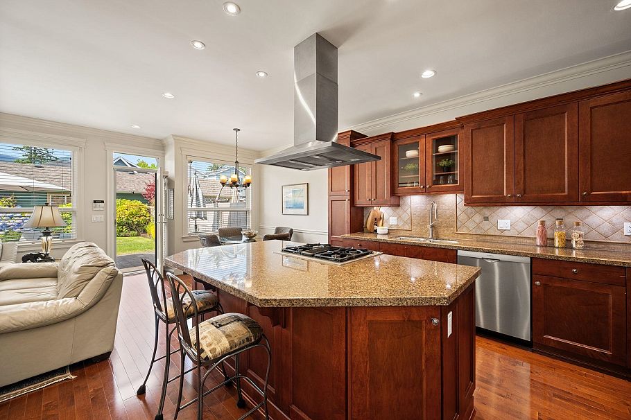 336 E 12th Street North Vancouver, BC - 12