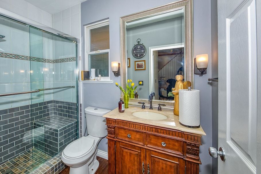 826 E 13th Street North Vancouver, BC - 16