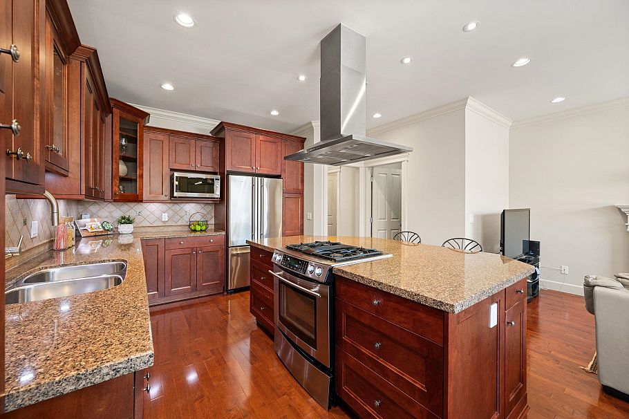 336 E 12th Street North Vancouver, BC - 16