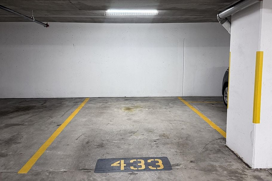 433 1233 Pacific Boulevard Vancouver, BC - 1