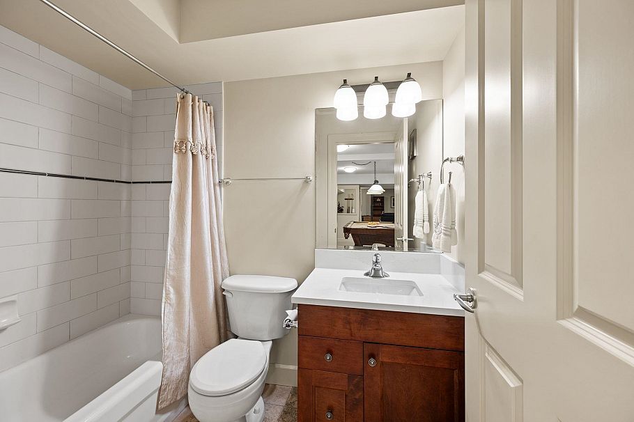 336 E 12th Street North Vancouver, BC - 25