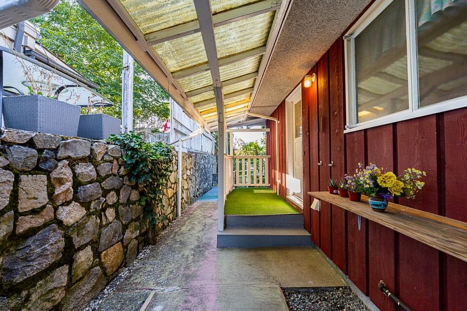 723 Handsworth Road North Vancouver, BC - 36