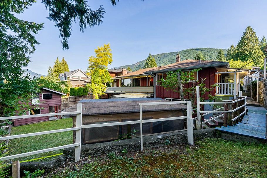 723 Handsworth Road North Vancouver, BC - 35