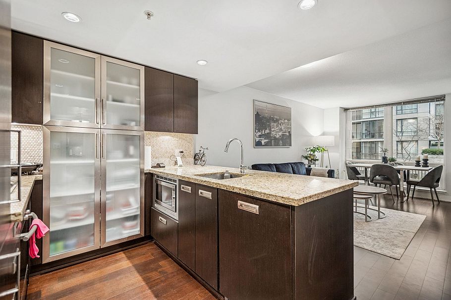 301 1055 Richards Street Vancouver, BC - 4