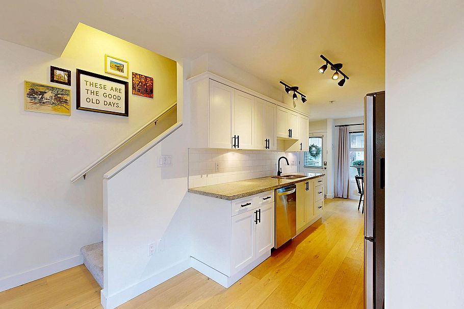 101 1672 E Pender Street Vancouver, BC - 9