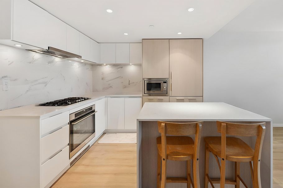 805 1500 Fern Street North Vancouver, BC - 2