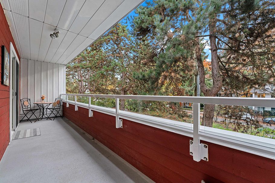 206 250 W 1st Street North Vancouver, BC - 2