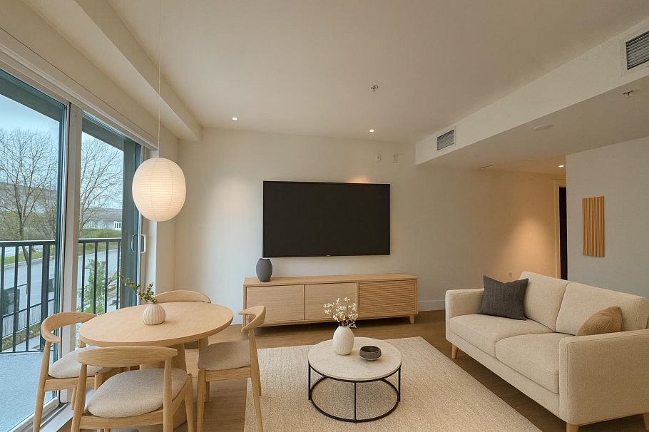 203 2235 E Broadway Vancouver, BC - 2