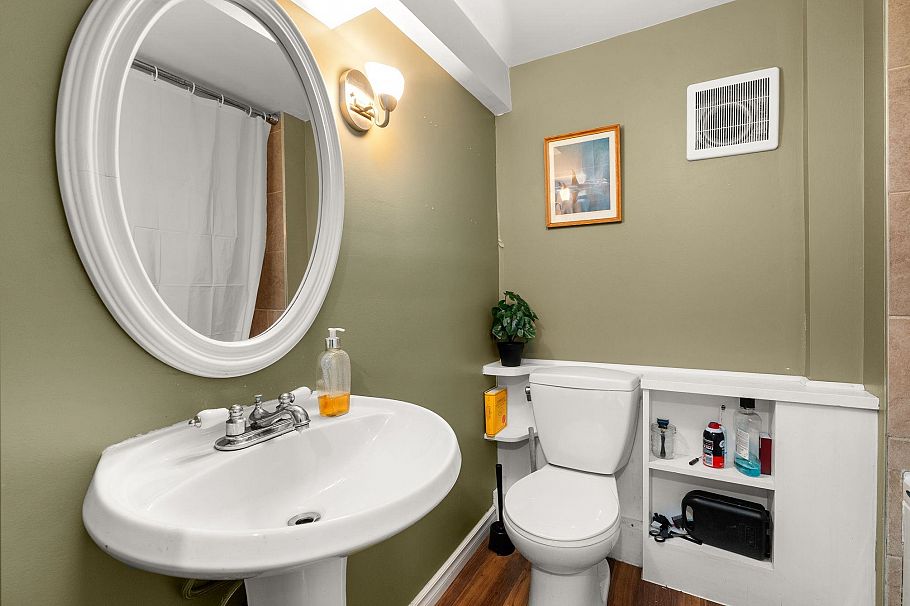 831 E 38th Avenue Vancouver, BC - 32