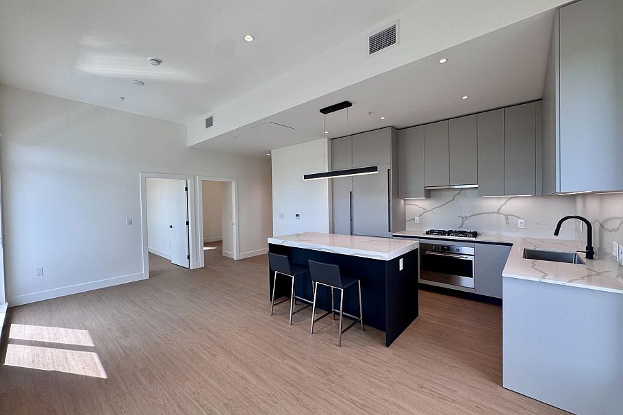 503 2235 E Broadway Vancouver, BC - 3