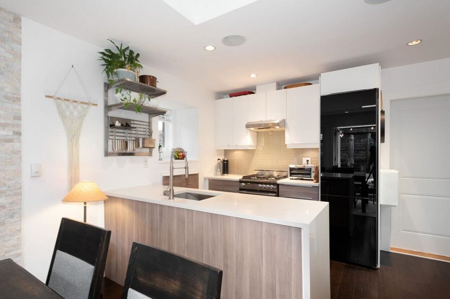 250 E 10th Street North Vancouver, BC - 19