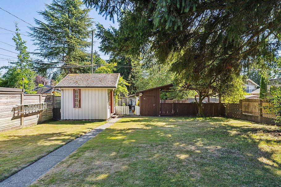 865 E 12th Street North Vancouver, BC - 25