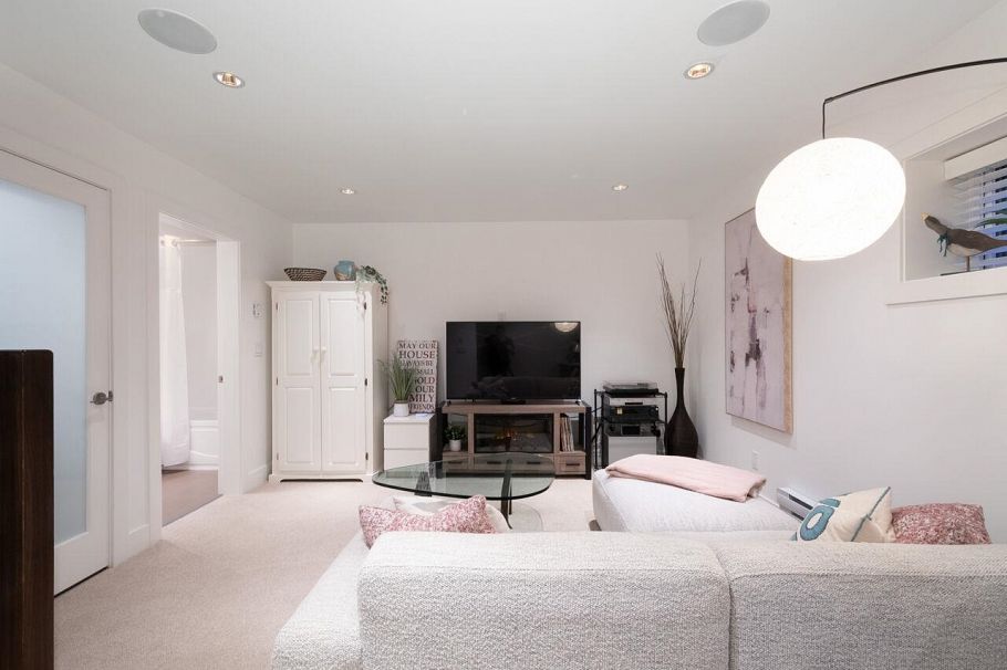 250 E 10th Street North Vancouver, BC - 27