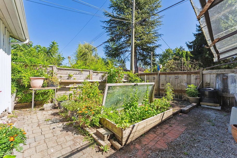 865 E 12th Street North Vancouver, BC - 26