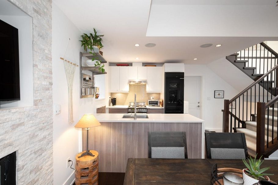 250 E 10th Street North Vancouver, BC - 18