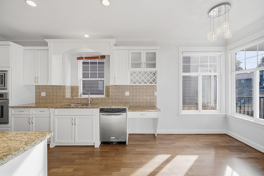 2411 George Street North Vancouver, BC - 16