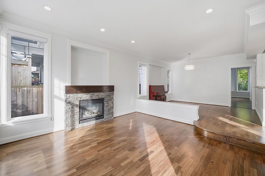 2411 George Street North Vancouver, BC - 9